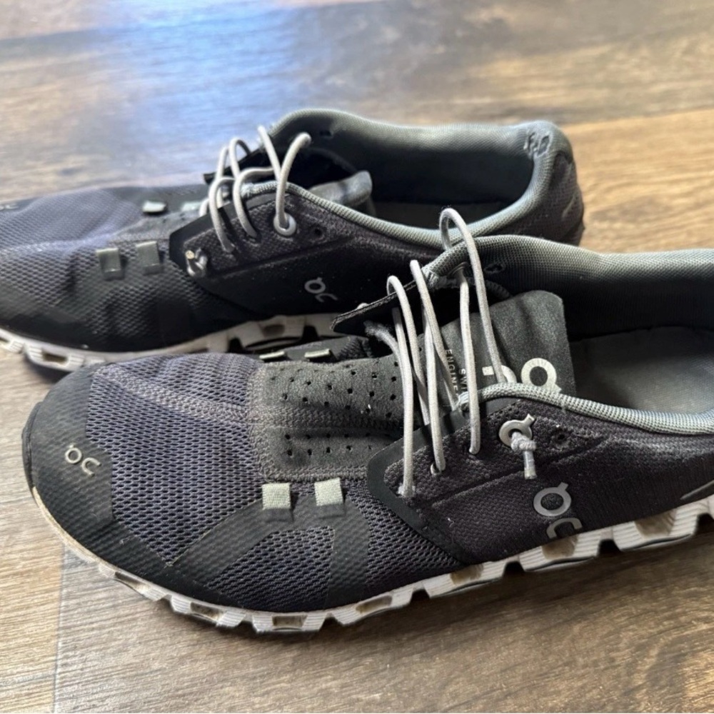 On Running Shoes – Women’s Size 9.5 (Black)